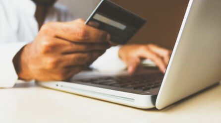 Person wants to pay online with credit card; Copyright: rupixen.com / Unsplash