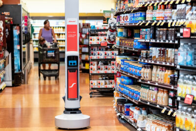 Ein Inventurroboter fährt durch einen Supermarkt