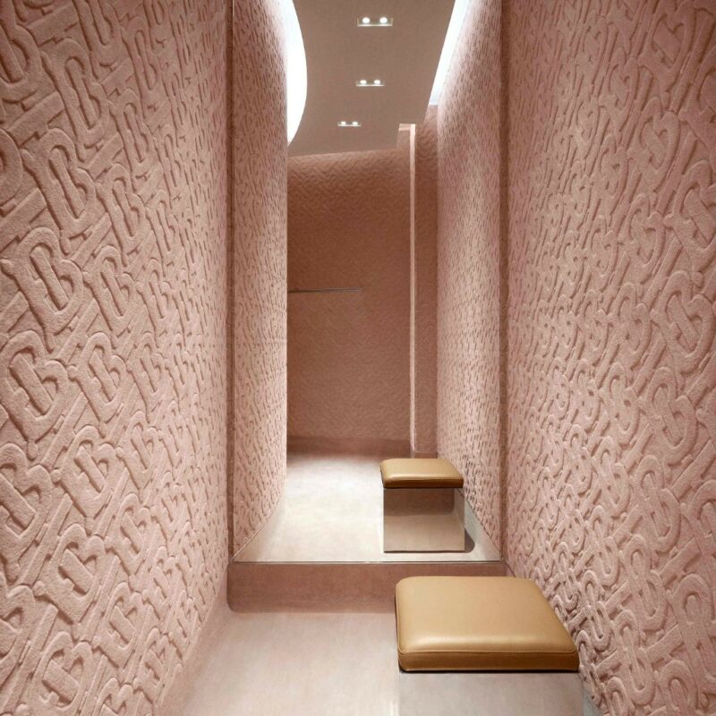 Eine moderne Umkleidekabine mit rosafarbenen Wänden