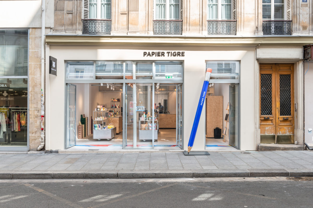 Clear views into the manufacturing workshop: showroom Papier Tigre in Paris