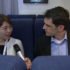 Interviewpartnerin sitzt mit Interviewer in einer Flugzeugnachbildung; copyright: beta-web